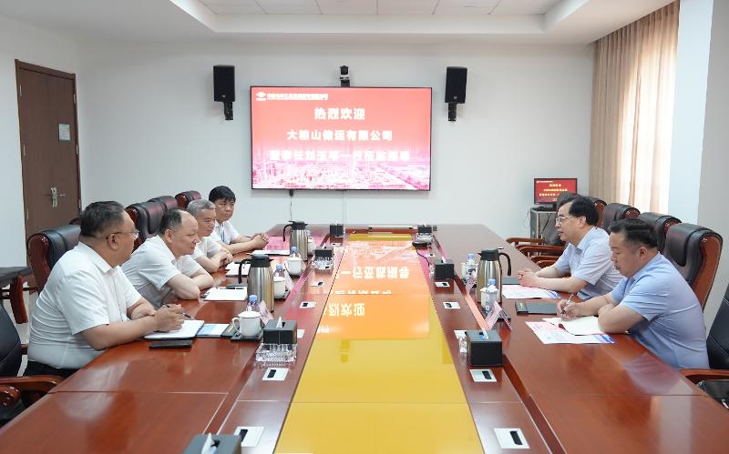 周鴻與山西大糧山儲運(yùn)公司董事長劉玉平舉行會談
