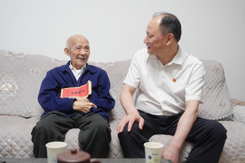 周鴻走訪慰問老黨員并頒發“光榮在黨50年”紀念章