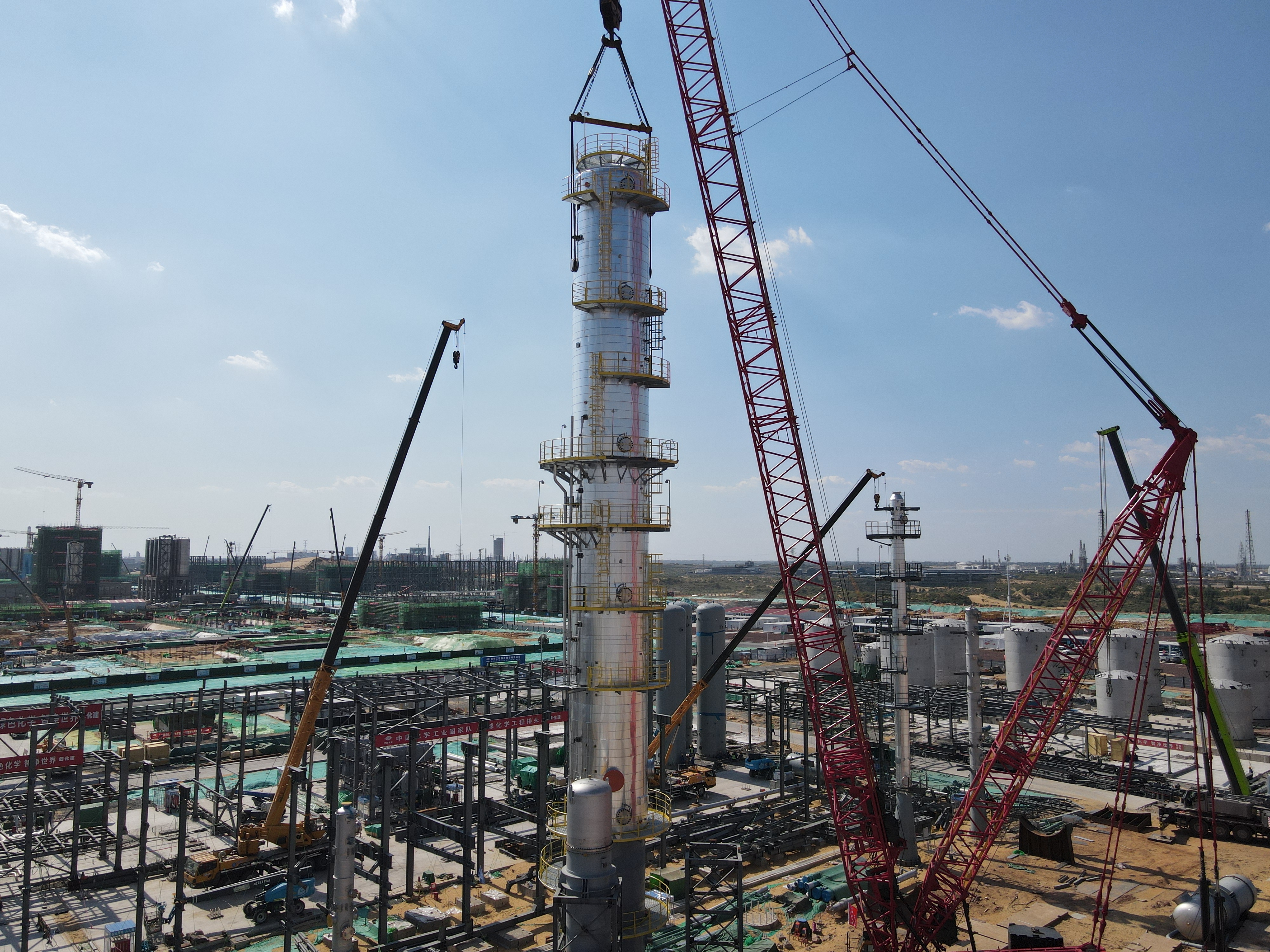 六比六創(chuàng) 實(shí)干爭先?丨四化建項(xiàng)目攻堅(jiān)捷報(bào)頻傳-西部公司陜煤榆林醋酸乙烯項(xiàng)目兩臺核心塔器吊裝就位.JPG